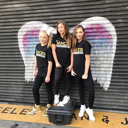 Maddie Ziegler, Mackenzie Ziegler and JoJo Siwa posing for Cancer awareness.