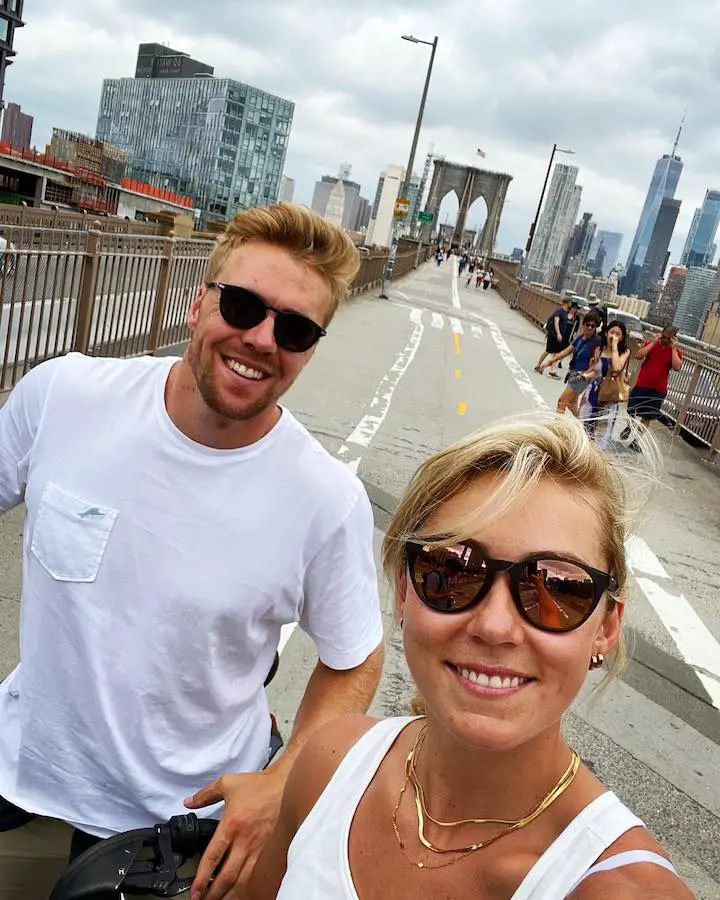 Aleksander Amodt Kilde (left) and Mikaela Shiffrin (right) walking on the streets of New York City.