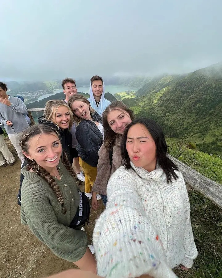 Rylan Olivia McKnight (fourth from right) with her sisters Brooklyn McKnight (left most) and Kamri Noel McKnight (second from right) as well as sibling-in-law Asa Howard in a selfie from their common friend.