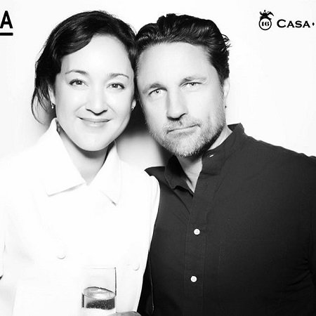 Martin Henderson and his girlfriend Helen Randag in black&white photo.