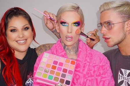 Jeffree Star promoting his new video.