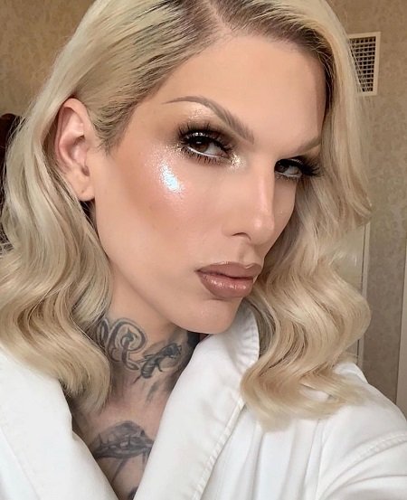 Jeffree Star taking a selfie.