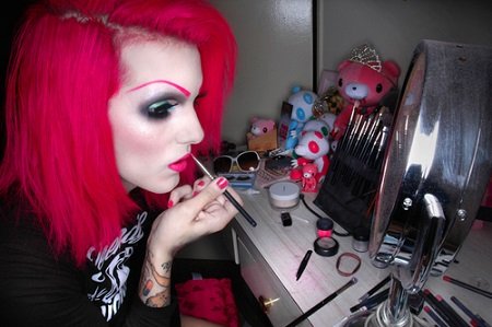 Jeffree Star in his early years doing makeup.