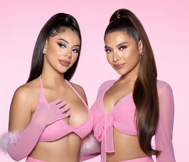 Alondra Ortiz (AlondraDessy on the left) with her best friend Elsy Guevara (right) in matching outfits.