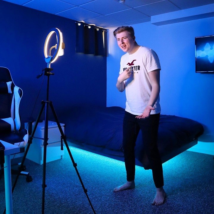 Luke Davidson making a TikTok videowith the ring light on a stand.