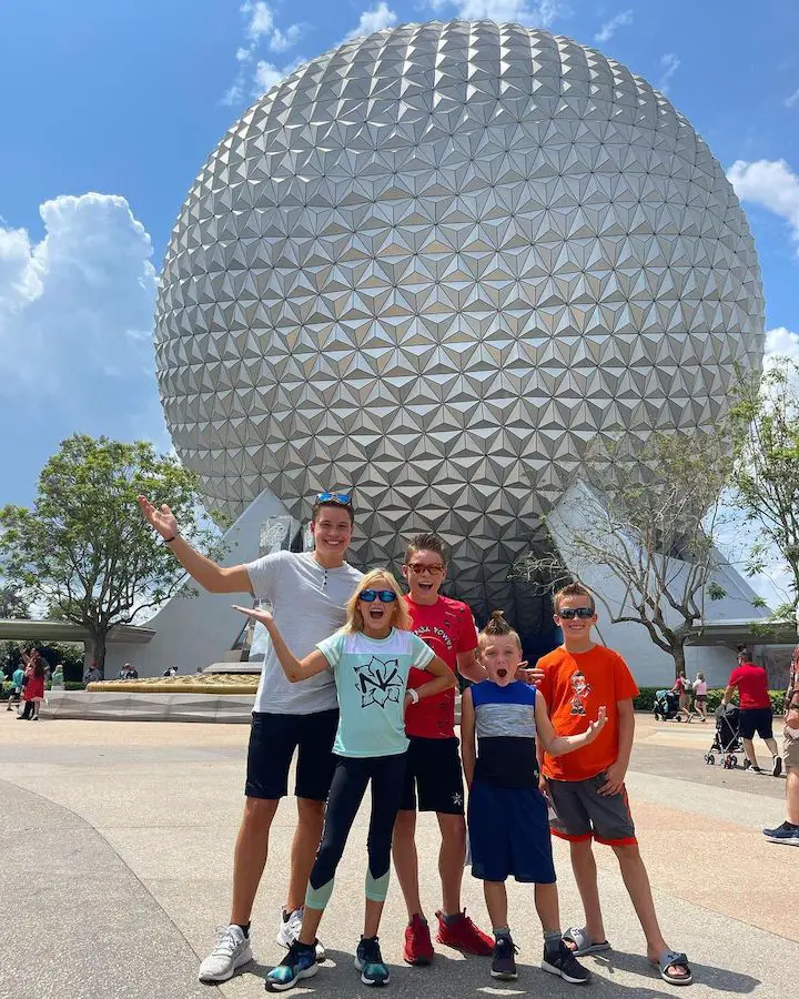 (From left) Bryton Myler with his siblings Payton Delu Myler, Ashton Myler, Paxton Myler and Kayson Myler at Disneyland's Epcot in the background.