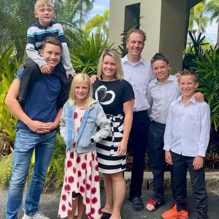 (From L-R) Kayson Myler, Bryton Myler, Payton Delu Myler, mother Allison Myler, father Shane Myler, Ashton Myler and Paxton Myler.