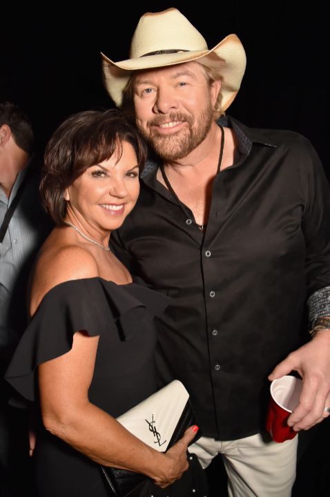 Toby Keith and his wife, Tricia Lucus. celebsfortune.com