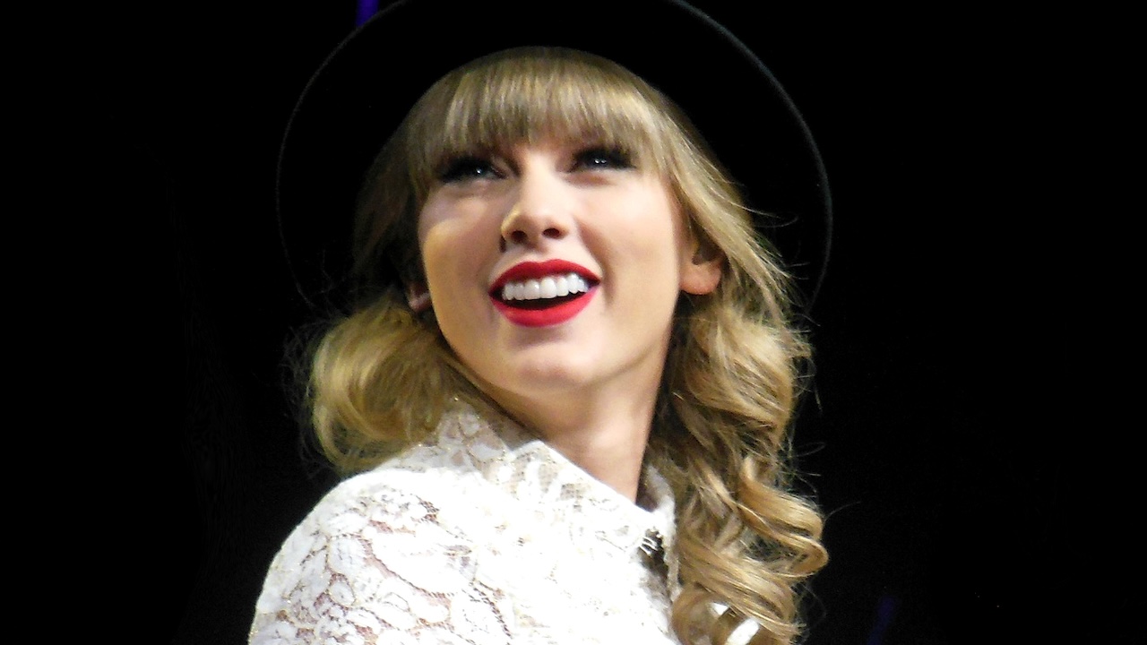 Taylor Swift's "Fake Teeth" Situation: Separating Fact from Speculation | Celeb$fortune