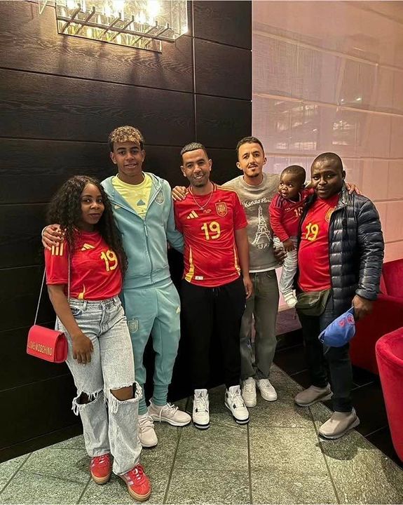 Lamine Yamal with his family.